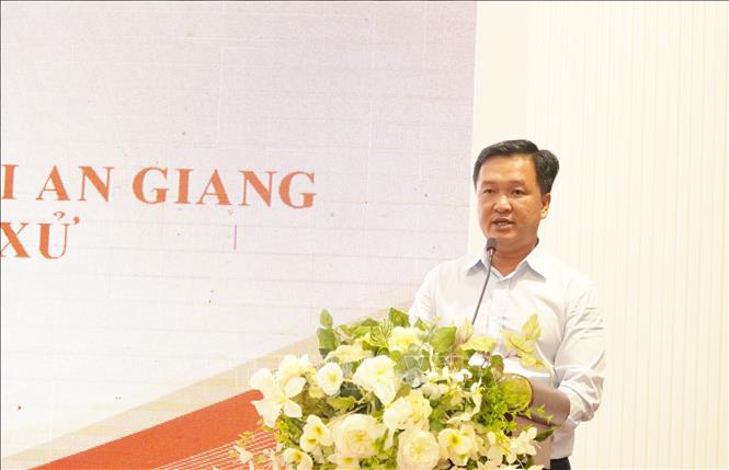 Ông Nguyễn Minh Quang, Tổng Giám đốc Công ty Cổ phần Đầu tư Phú Cường Kiên Giang, trình bày tham luận. Ảnh: Văn Sĩ - TTXVN 