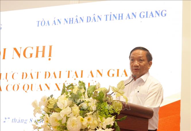 Phó Giám đốc Sở Tư pháp tỉnh An Giang Trần Công Lập phát biểu tham luận. Ảnh: Văn Sĩ - TTXVN
