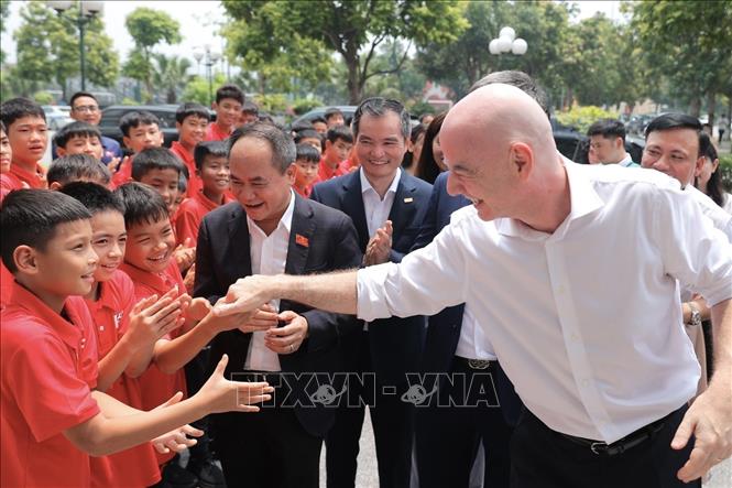 Chủ tịch FIFA Gianni Infantino giao lưu với cầu thủ trẻ tại Trung tâm đào tạo bóng đá trẻ PVF. Ảnh: Minh Quyết - TTXVN
