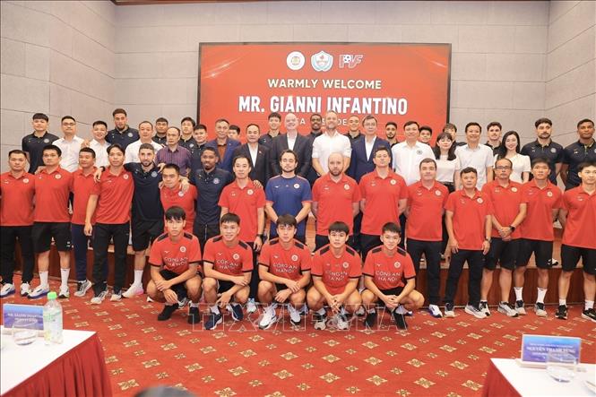 Chủ tịch FIFA Gianni Infantino và đoàn công tác chụp ảnh với Ban huấn luyện và cầu thủ CLB Công an Hà Nội tại Trung tâm đào tạo bóng đá trẻ PVF. Ảnh: Minh Quyết - TTXVN