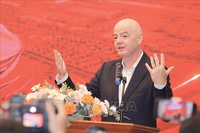 Chủ tịch Liên đoàn Bóng đá Thế giới (FIFA) Gianni Infantino phát biểu khi đến thăm Trung tâm đào tạo bóng đá trẻ PVF. Ảnh: Minh Quyết - TTXVN