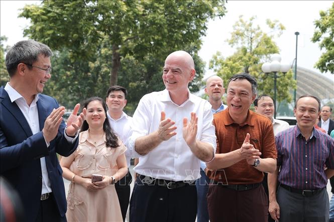 Chủ tịch FIFA Gianni Infantino đến thăm Trung tâm đào tạo bóng đá trẻ PVF. Ảnh: Minh Quyết - TTXVN