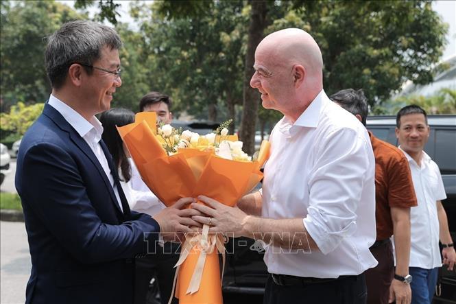 Chủ tịch FIFA Gianni Infantino đến thăm Trung tâm đào tạo bóng đá trẻ PVF. Ảnh: Minh Quyết - TTXVN
