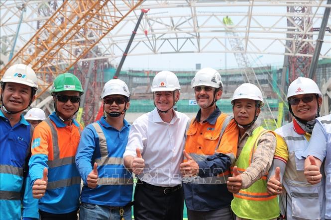 Chủ tịch FIFA Gianni Infantino tham quan khu vực dự án sân vận động PVF cùng nhà thi đấu trong nhà đang được xây dựng. Ảnh: Minh Quyết - TTXVN