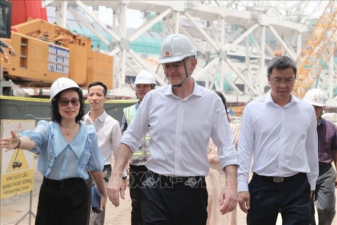 Chủ tịch FIFA Gianni Infantino tham quan khu vực dự án sân vận động PVF cùng nhà thi đấu trong nhà đang được xây dựng. Ảnh: Minh Quyết - TTXVN
