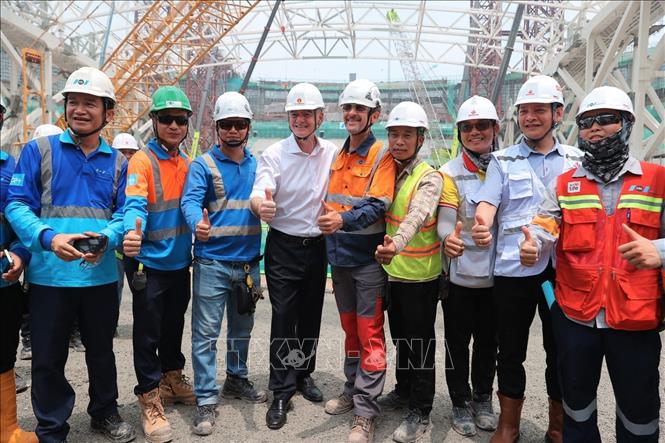 Chủ tịch FIFA Gianni Infantino tham quan khu vực dự án sân vận động PVF cùng nhà thi đấu trong nhà đang được xây dựng. Ảnh: Minh Quyết - TTXVN