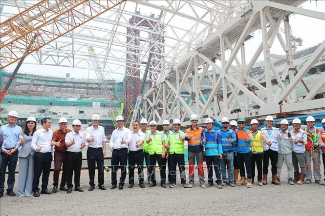 Chủ tịch FIFA Gianni Infantino tham quan khu vực dự án sân vận động PVF cùng nhà thi đấu trong nhà đang được xây dựng. Ảnh: Minh Quyết - TTXVN