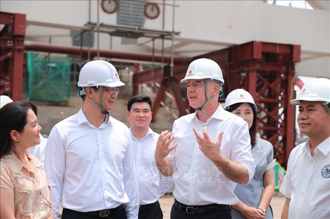 Chủ tịch FIFA Gianni Infantino tham quan khu vực dự án sân vận động PVF cùng nhà thi đấu trong nhà đang được xây dựng. Ảnh: Minh Quyết - TTXVN