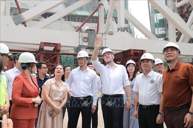 Chủ tịch FIFA Gianni Infantino tham quan khu vực dự án sân vận động PVF cùng nhà thi đấu trong nhà đang được xây dựng. Ảnh: Minh Quyết - TTXVN