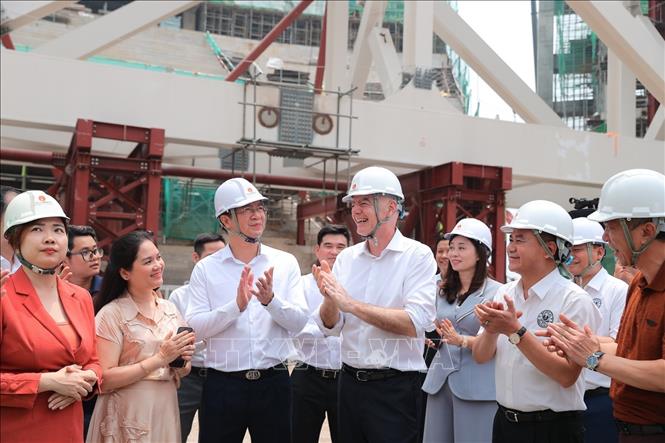 Chủ tịch FIFA Gianni Infantino tham quan khu vực dự án sân vận động PVF cùng nhà thi đấu trong nhà đang được xây dựng. Ảnh: Minh Quyết - TTXVN