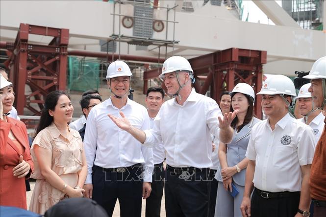 Chủ tịch FIFA Gianni Infantino tham quan khu vực dự án sân vận động PVF cùng nhà thi đấu trong nhà đang được xây dựng. Ảnh: Minh Quyết - TTXVN