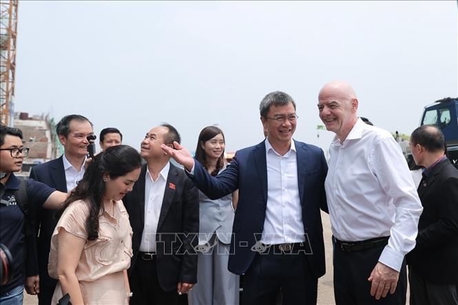 Chủ tịch FIFA Gianni Infantino tham quan khu vực dự án sân vận động PVF cùng nhà thi đấu trong nhà đang được xây dựng. Ảnh: Minh Quyết - TTXVN