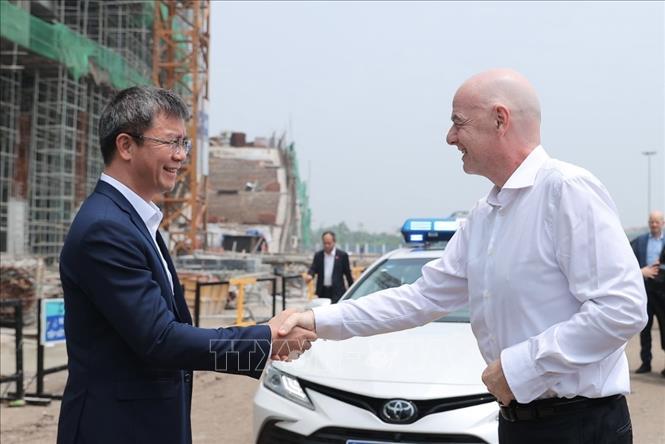 Chủ tịch FIFA Gianni Infantino tham quan khu vực dự án sân vận động PVF cùng nhà thi đấu trong nhà đang được xây dựng. Ảnh: Minh Quyết - TTXVN