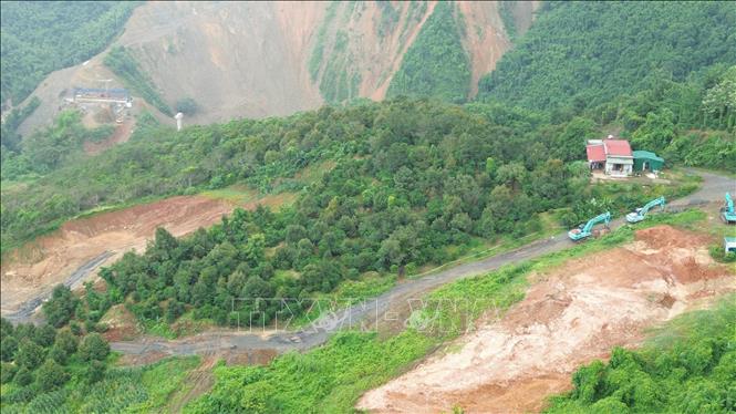 Khu vực đất thuộc Tổ dân phố Cây Xoài, phường Đông Gia Nghĩa (Lâm Đồng) xuất hiện nhiều vết nứt, có nguy cơ sạt trượt. Ảnh: Nguyễn Huy Thành – TTXVN