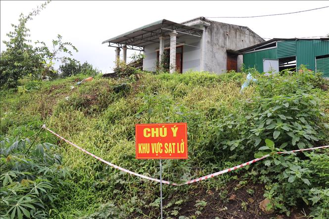 UBND phường Đông Gia Nghĩa, tỉnh Lâm Đồng, cắm biển cảnh báo, khoanh vùng khu vực Tổ dân phố Cây Xoài có nguy cơ sạt lở. Ảnh: Nguyễn Huy Thành – tTXVN