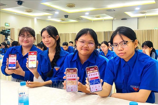 Báo cáo viên Công an tỉnh hướng dẫn sử dụng ứng dụng VNeID, dịch vụ công trực tuyến. Ảnh: Đức Hạnh - TTXVN 