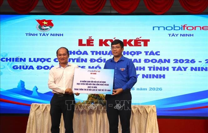 MobiFone Tây Ninh trao tặng Tỉnh đoàn Tây Ninh một Không gian văn hóa Hồ Chí Minh trực tuyến trên nền tảng công nghệ VR360. Ảnh: Đức Hạnh - TTXVN 
