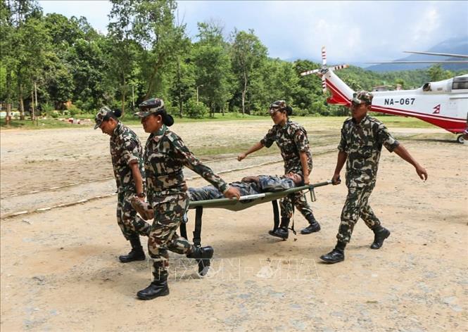 Lực lượng quân đội Nepal tiến hành hoạt động cứu nạn sau lũ quét. Ảnh: ANI/TTXVN phát