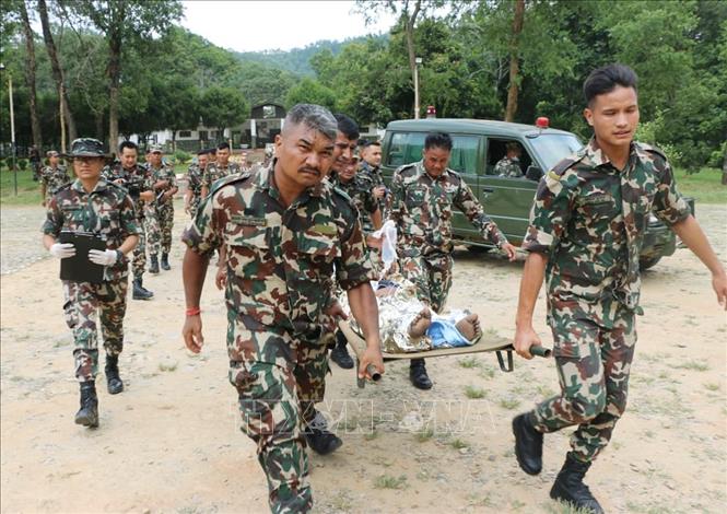 Lực lượng quân đội Nepal tiến hành hoạt động cứu nạn sau lũ quét. Ảnh: ANI/TTXVN phát