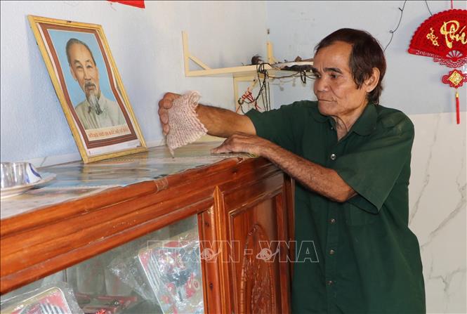 Với đồng bào Co, hình ảnh Chủ tịch Hồ Chí Minh luôn được đặt ở vị trí trang trọng nhất. Ảnh: Đinh Hương - TTXVN