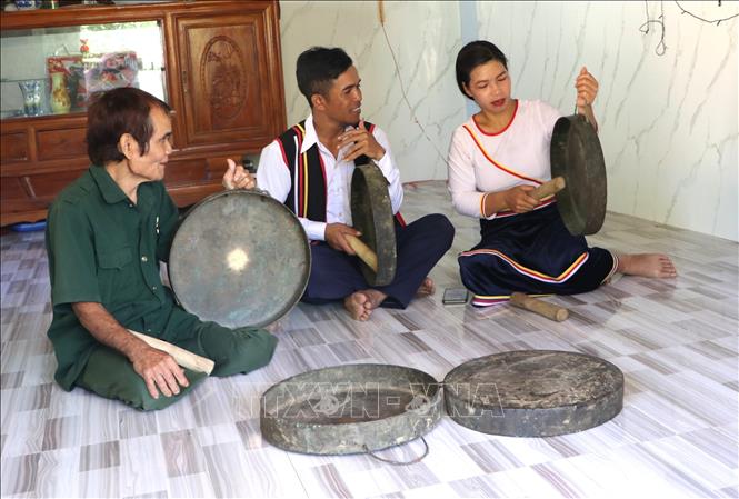 Đồng bào Co luôn chú trọng bảo tồn và phát huy các giá trị văn hóa truyền thống độc đáo của dân tộc như: chiêng, nghệ thuật đấu chiêng. Ảnh: Đinh Hương - TTXVN