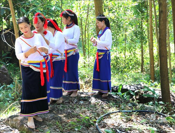 Thiếu nữ dân tộc Co luyện tập điệu múa truyền thống. Ảnh: Đinh Hương - TTXVN