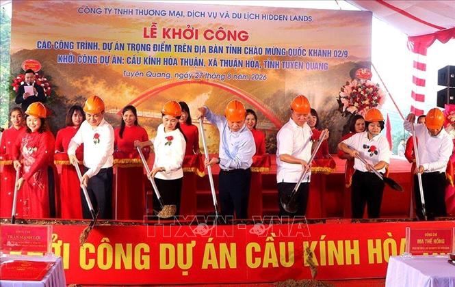 Các đại biểu thực hiện nghi thức khởi công Dự án cầu kính Hòa Thuận. Ảnh: TTXVN phát