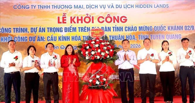 Đồng chí Ma Thế Hồng, Phó Bí thư Tỉnh ủy, Chủ tịch Ủy ban MTTQ Việt Nam tỉnh Tuyên Quang cùng các đồng chí lãnh đạo tỉnh tặng hoa chúc mừng chủ đầu tư và xã Thuận Hòa. Ảnh: TTXVN phát