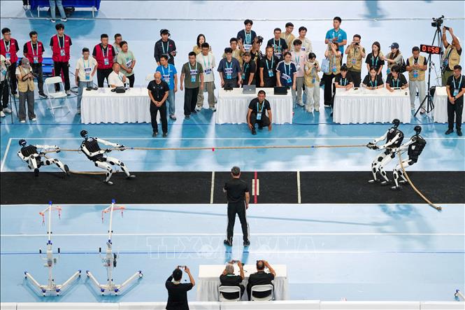 Robot thi đấu tại Đại hội Thể thao Robot hình người thế giới lần thứ 2, Bắc Kinh, Trung Quốc. Ảnh: THX/TTXVN phát