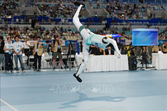 Robot thi đấu tại Đại hội Thể thao Robot hình người thế giới lần thứ 2, Bắc Kinh, Trung Quốc. Ảnh: THX/TTXVN phát