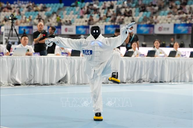 Robot thi đấu tại Đại hội Thể thao Robot hình người thế giới lần thứ 2, Bắc Kinh, Trung Quốc. Ảnh: THX/TTXVN phát