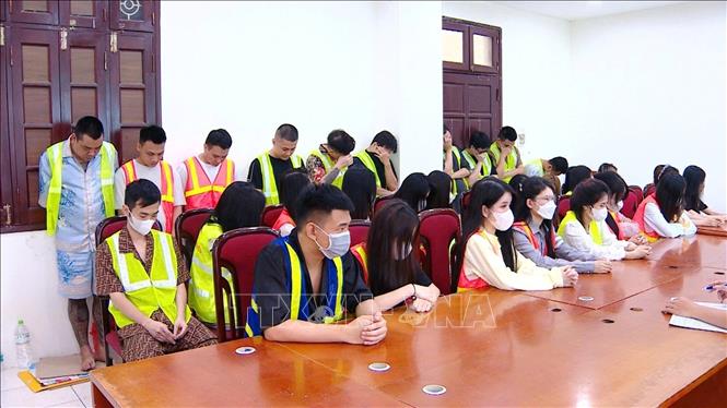 Các đối tượng tại cơ quan điều tra. Ảnh: TTXVN phát