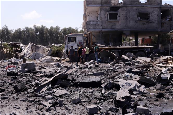 Hiện trường cuộc không kích của Israel xuống thị trấn Al-Zawayda, Dải Gaza, ngày 23/8/2026. Ảnh: THX/TTXVN phát