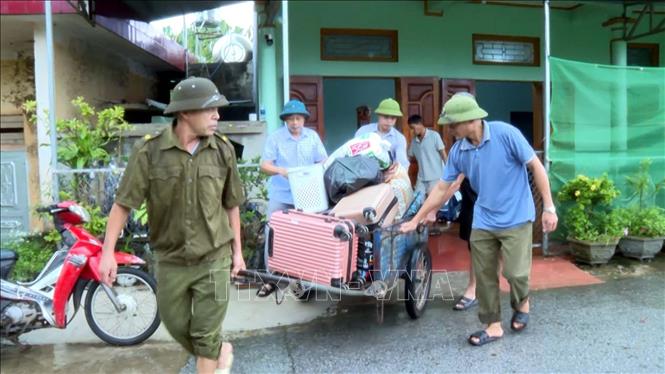 Chính quyền địa phương chủ động sơ tán các hộ dân nằm trong vùng ảnh hưởng đến nơi an toàn, quyết tâm bảo vệ tuyệt đối tính mạng và tài sản của người dân. Ảnh: Nguyễn Văn Cảnh - TTXVN