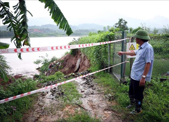 UBND xã Tu Vũ, tỉnh Phú Thọ khẩn trương triển khai các biện pháp ứng phó, cắt cử lực lượng túc trực 24/24h. Ảnh: Nguyễn Văn Cảnh - TTXVN