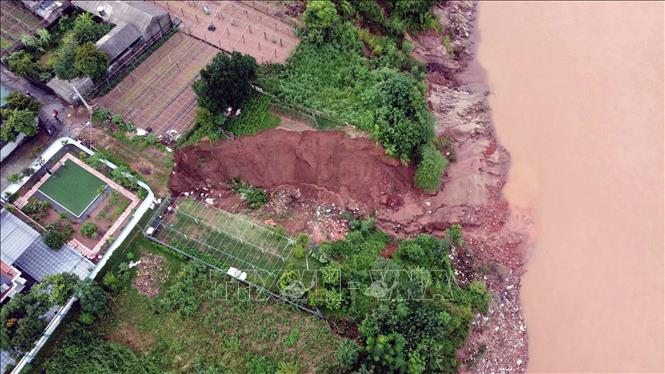 Dọc tuyến bờ sông Đà trên địa bàn xã Tu Vũ, tỉnh Phú Thọ xuất hiện nhiều điểm sạt lở, một số vị trí lở ăn sâu vào đất liền tiến sát khu vực nhà ở của người dân. Ảnh: Nguyễn Văn Cảnh – TTXVN