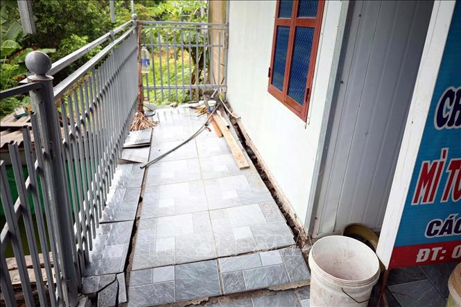 Mưa lớn kéo dài đã làm sụt lún nhà của 5 hộ dân bên bờ Ngòi Lạt, xã Tu Vũ tỉnh Phú Thọ. Ảnh: Nguyễn Văn Cảnh – TTXVN