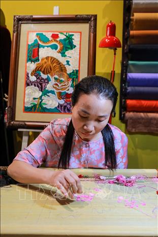 Nghệ nhân làng thêu Quất Động thực hiện các sản phẩm tại không gian nghệ thuật thủ công mới của Hà Nội. Ảnh: Khánh Hoà - TTXVN