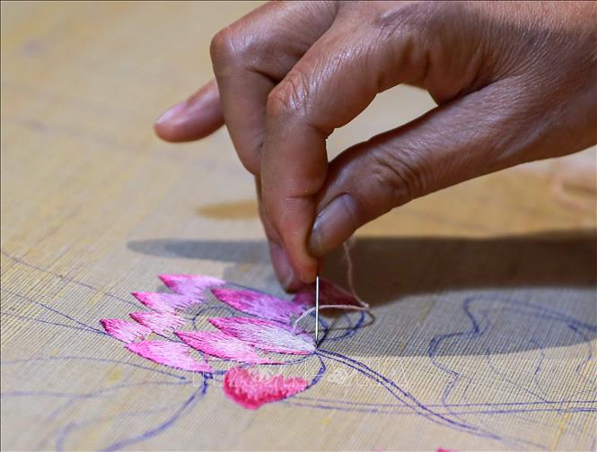 Các đường thêu được các nghệ nhân làng thêu Quất Động tỉ mỉ thực hiện. Ảnh: Khánh Hoà - TTXVN
