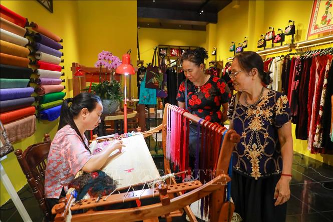 Tại không gian nghệ thuật, khách tham quan sẽ được trực tiếp quan sát công việc của các nghệ nhân làng thêu Quất Động. Ảnh: Khánh Hoà - TTXVN