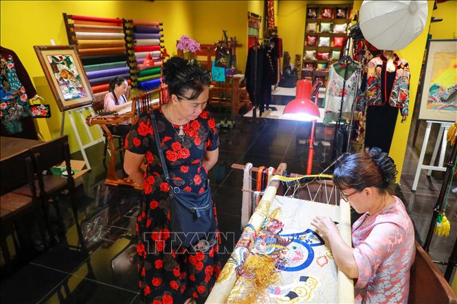 Tại không gian nghệ thuật, khách tham quan sẽ được trực tiếp quan sát các nghệ nhân làng thêu Quất Động thực hiện các sản phẩm. Ảnh: Khánh Hoà - TTXVN