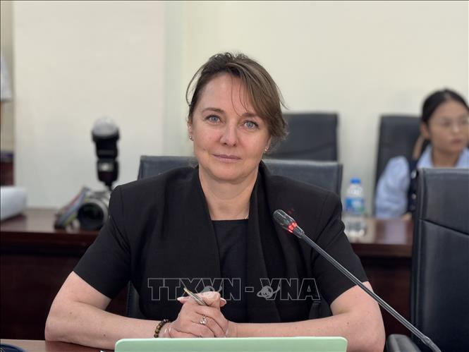 Bà Yulia Gulyukhan, Cố vấn Tổng Thư ký, Trưởng Ban Hợp tác Kinh tế Hội đồng Nhân dân Thế giới tham luận tại toạ đàm. Ảnh: Hải Ngọc - TTXVN