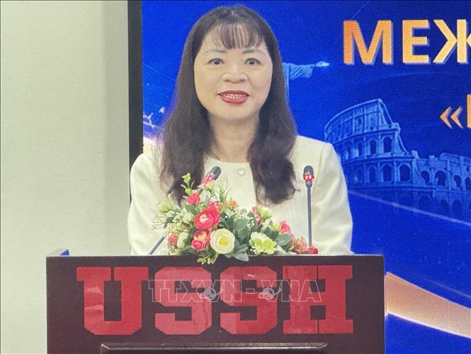 Bà Đặng Thị Thu Hương, Phó Hiệu trưởng Trường Đại học Khoa học Xã hội và Nhân văn - Đại học Quốc gia Hà Nội phát biểu khai mạc toạ đàm. Ảnh: Hải Ngọc - TTXVN