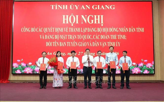 Uỷ viên Trung ương Đảng, Bí thư Tỉnh ủy An Giang Lê Quang Tùng trao quyết định đổi tên Ban Tuyên giáo và Dân vận Tỉnh ủy thành Ban Tuyên giáo Tỉnh ủy An Giang và công tác cán bộ. Ảnh: Lê Huy Hải - TTXVN