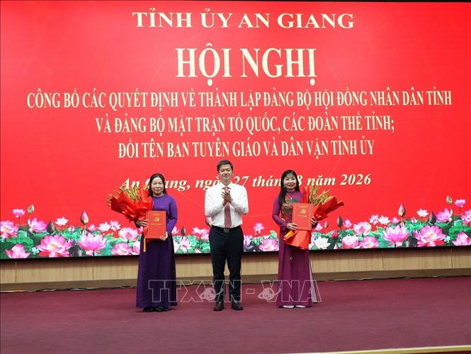 Uỷ viên Trung ương Đảng, Bí thư Tỉnh ủy An Giang Lê Quang Tùng trao quyết định thành lập Đảng bộ HĐND và MTTQ, các đoàn thể tỉnh. Ảnh: Lê Huy Hải - TTXVN