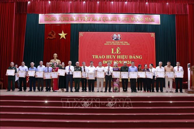 Các đảng viên được trao tặng Huy hiệu Đảng đợt 2/9. Ảnh: Hoàng Hùng - TTXVN
