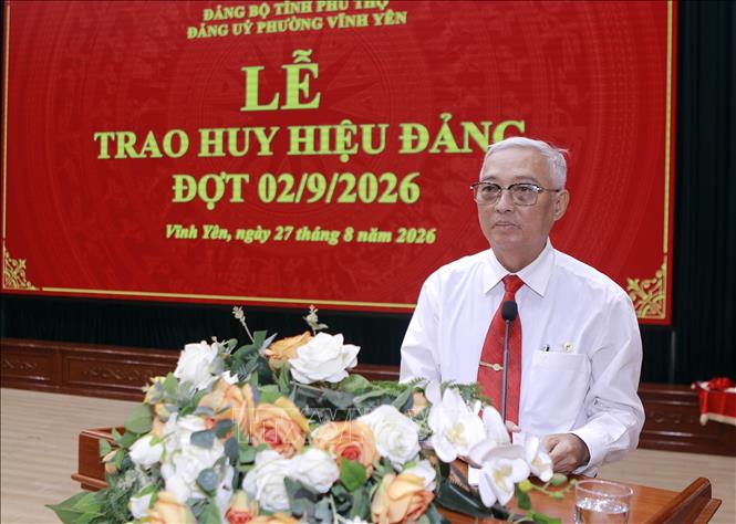 Đảng viên Dương Quang Huy phát biểu tại Lễ trao tặng Huy hiệu Đảng phường Vĩnh Yên. Ảnh: Hoàng Hùng - TTXVN.