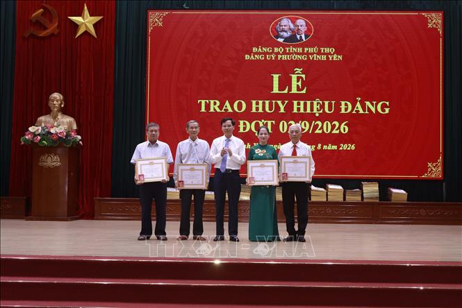 Các đảng viên nhận Huy hiệu 50 năm tuổi Đảng tại buổi lễ. Ảnh: Hoàng Hùng - TTXVN