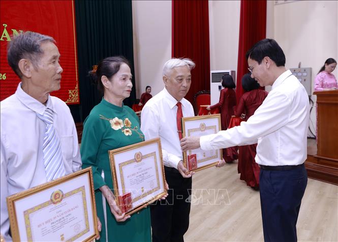 Chủ tịch Ủy ban nhân dân phường Vĩnh Yên Trần Tuấn Anh trao Huy hiệu 50 năm tuổi Đảng cho đảng viên phường Vĩnh Yên. Ảnh: Hoàng Hùng - TTXVN