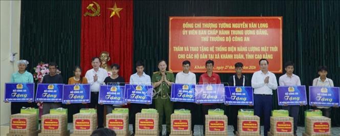 Thượng tướng Nguyễn Văn Long trao hệ thống đèn năng lượng mặt trời cho nhân dân xã Khánh Xuân. Ảnh: Quốc Đạt - TTXVN
